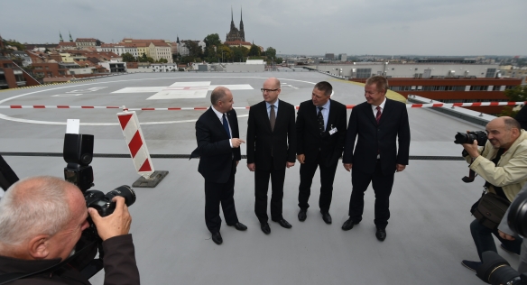 Premiér Sobotka zahájil činnost nového pavilonu intenzivní medicíny Fakultní nemocnice u sv. Anny v Brně, 7. října 2015.