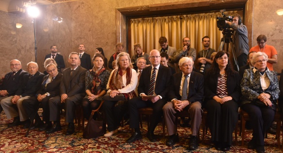 Předseda vlády Bohuslav Sobotka udělil ve čtvrtek 27. října 2016 v Kramářově vile Jiřímu Bradymu pamětní medaili Karla Kramáře. 