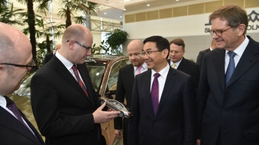 Předseda vlády Bohuslav Sobotka navštívil závod Škoda Auto, 23. listopadu 2015.