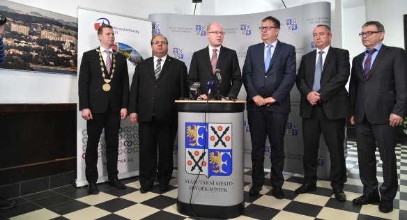 Předseda vlády Bohuslav Sobotka jednal se zástupci Moravskoslezského kraje, předsedů odborových organizací OKD a horníků, 31. května 2016.