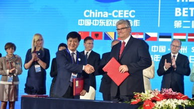 Podpisový ceremoniál a oznámení nových asociací v rámci formátu 16+1, 20. června 2016.