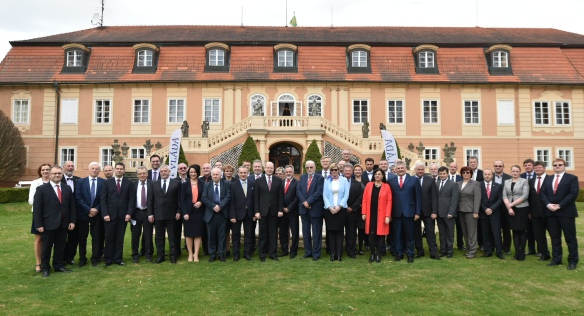 Představitelé české a slovenské vlády, odborů a zaměstnavatelů se ve čtvrtek 30. března 2017 sešli na zámku Štiřín.
