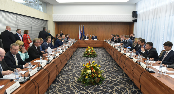 Vlády České a Slovenské republiky společně jednaly o spolupráci v dopravním propojení, bezpečnosti, energetice i budoucnosti EU, 26. září 2016.