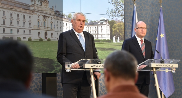Tisková konference předsedy vlády Bohuslava Sobotky a prezidenta republiky Miloše Zemana po jednání vlády, 9. září 2015.