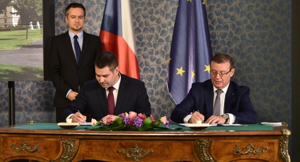 Podpis memoranda mezi Ministerstvem průmyslu a obchodu a Sdružením automobilového průmyslu, 11. října 2017.