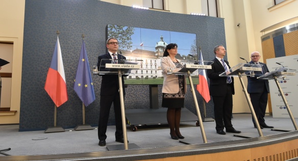 Tisková konference po jednání vlády 2. května 2016.