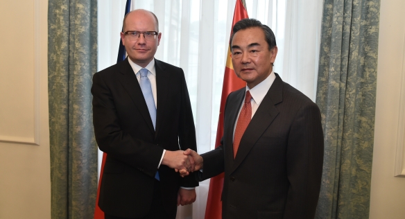 Předseda vlády Bohuslav Sobotka se v úterý 13. října 2015 setkal s ministrem zahraničí Čínské lidové republiky Wang Yi.