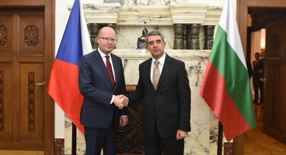 Předseda vlády Bohuslav Sobotka se v Kramářově vile setkal s prezidentem Bulharské republiky Rosena Plevnelieva, 5 září 2016.