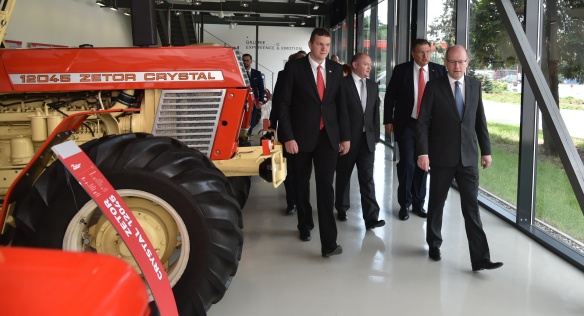 Předseda vlády Bohuslav Sobotka si prohlédl firmu Zetor, 4. května 2016. 