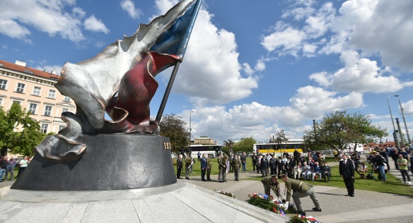 8. května: Pietní akt u Památníku padlých československých letců – Praha, Klárov.