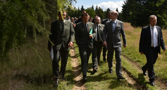 Předseda vlády Bohuslav Sobotka si prohlédl lokalitu s poničenými lesy v Ústeckém kraji, 20. července 2015.