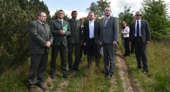 Předseda vlády Bohuslav Sobotka si prohlédl lokalitu s poničenými lesy v Ústeckém kraji, 20. července 2015.