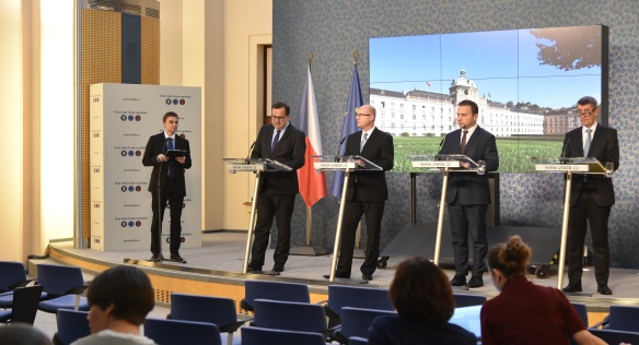 Ministr Mládek, premiér Sobotka, 1. místopředseda vlády Babiš a ministr Jurečka na tiskové konferenci po jednání vlády 2. prosince 2015.