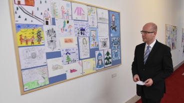 Předseda vlády Bohuslav Sobotka hlasoval ve vánoční výtvarné soutěži „Nejlepší vánoční dárek“, 2. prosince 2015.