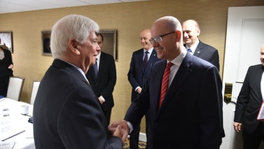 Premiér Sobotka jednal s výkonným ředitelem Motion Picture Association of America a bývalým senátorem (D-CT) Doddem, 31. března 2016.