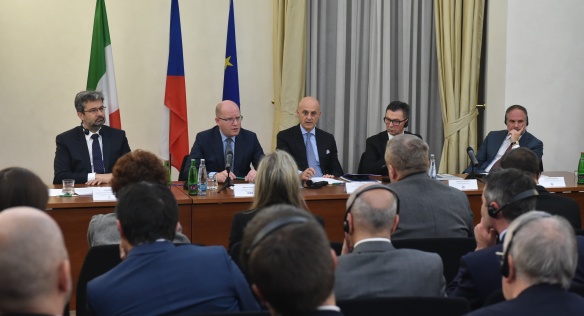 Premiér Bohuslav Sobotka diskutoval se zástupci italských firem a institucí působících v ČR, 8. listopadu 2016.