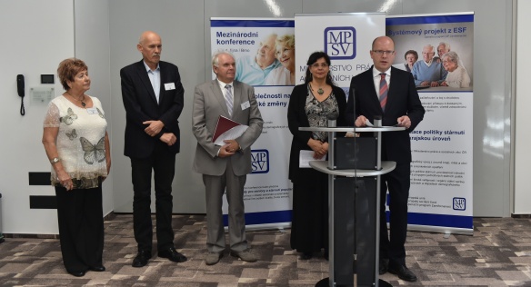 Předseda vlády Bohuslav Sobotka se zúčastnil konference Příprava společnosti na demografické změny, 3. října 2016.