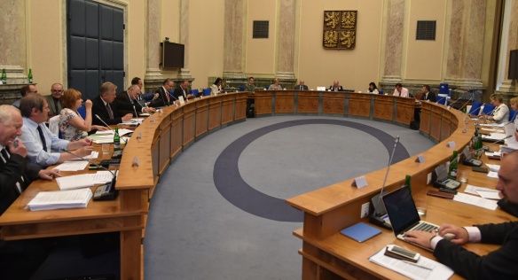 Před jednáním vlády 6. června 2016.