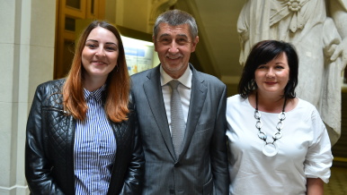 Předseda vlády Andrej Babiš a ministryně financí Alena Schillerová při setkání se Zuzanou Divišou výherkyní Účtenkovky.