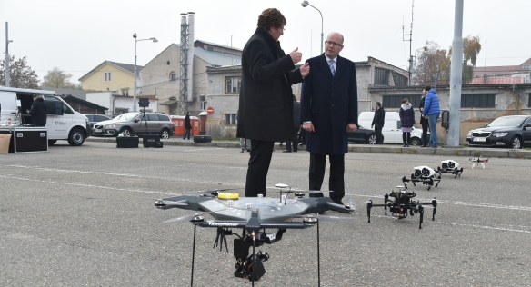 V úterý 3. listopadu 2015 premiér navštívil také DEPO 2015, kde si prohlédl práci s drony.