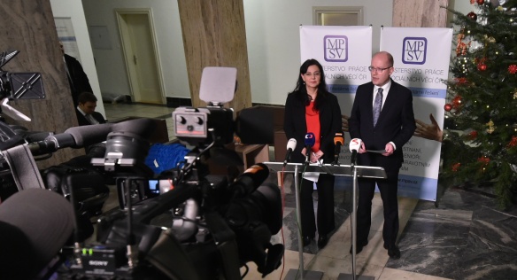 Předseda vlády Bohuslav Sobotka jednal s ministryní práce a sociálních věcí Michaelou Marksovou, 13. prosince 2016.