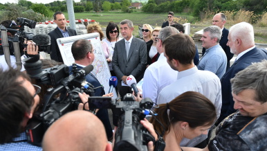 Delegace vlády při prohlídce výstavby dálnice D52, která by měla vést až na hranice s Rakouskem.