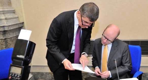 Ministr financí Andrej Babiš a premiér ČR Bohuslav Sobotka před jednáním vlády 24. března 2014.