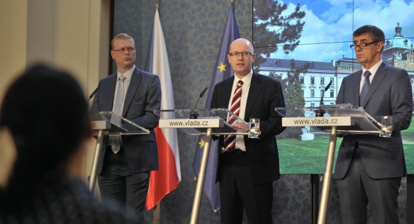 Místopředseda Bělobrádek, premiér Sobotka a 1. místopředseda a ministr financí Babiš na tiskové konferenci po jednání vlády 9. dubna 2014.
