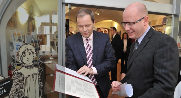Premiér Bohuslav Sobotka se setkal s ministrem Marcelem Chládkem v pedagogickém muzeu, 11. července 2014.