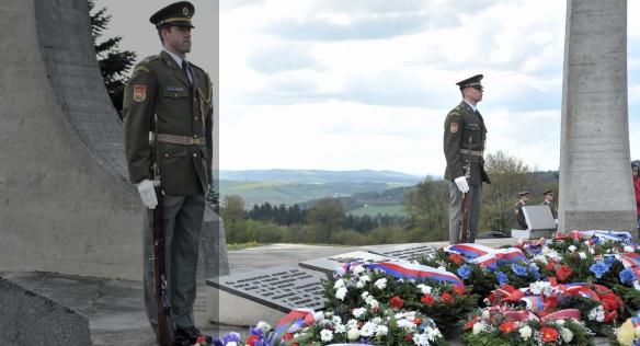 Předseda vlády Bohuslav Sobotka uctil 20. dubna 2014 při příležitosti 69. výročí památku obyvatel vypálených osad na Valašsku