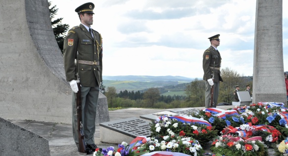 Předseda vlády Bohuslav Sobotka uctil 20. dubna 2014 při příležitosti 69. výročí památku obyvatel vypálených osad na Valašsku