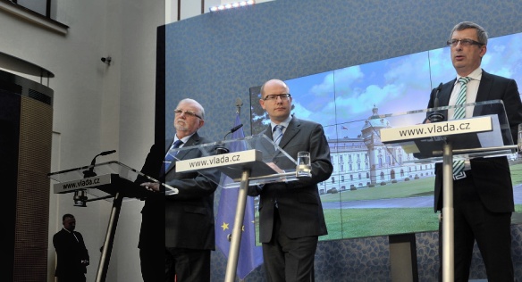 Prezident SPČR Hanák, premiér Sobotka a místopředseda ČMKOS Pícl na tiskové konferenci po jednání RHSD, 22. dubna 2014.