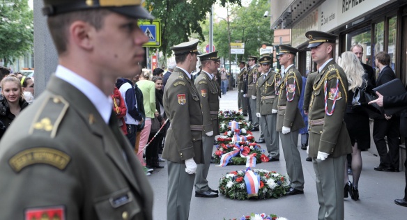 Předseda vlády Bohuslav Sobotka v pondělí 5. května 2014 položil věnec k pamětní desce před budovou Českého rozhlasu.