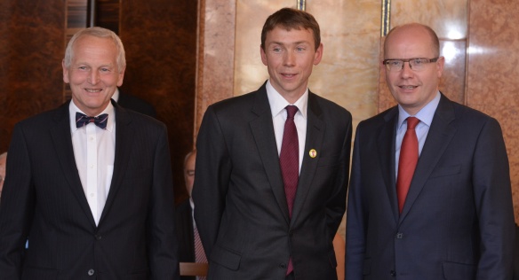 Předseda vlády předal 14. května 2015 Cenu Arnošta Lustiga spoluzakladateli nadace Dobrý Anděl.