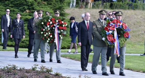 Premiér Sobotka 17. května 2015 uctil v Terezíně památku obětí druhé světové války.