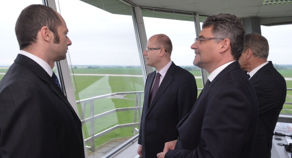 Předseda vlády Bohuslav Sobotka jednal ve čtvrtek 21. května 2015 na letišti v Přerově.