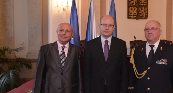 Předseda vlády Bohuslav Sobotka na Úřadu vlády udělil Cenu Jaroslava Jandy, 27. května 2015.