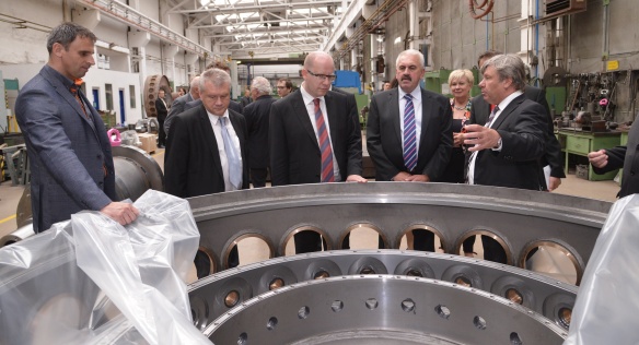 Předseda vlády Bohuslav Sobotka navštívil společnost ZVVZ Milevsko, 30. května 2015.