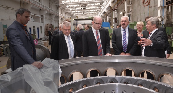 Předseda vlády Bohuslav Sobotka navštívil společnost ZVVZ Milevsko, 30. května 2015.