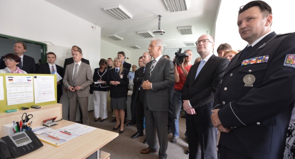 Premiér Sobotka společně s premiérem Saska Tillichem navštívili Společné centrum česko-německé policejní a celní spolupráce, 12. června 2015.