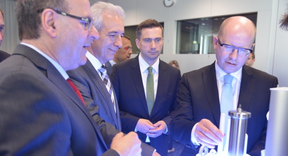 Předseda vlády Bohuslav Sobotka navštívil Fraunhoferův Ústav keramických technologií a systémů, 12. června 2015.