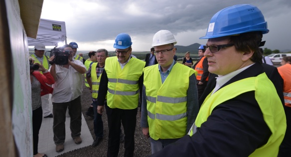 Premiér Bohuslav Sobotka v sobotu 13. června 2015 společně s ministrem doprava Danem Ťokem navštívili místo sesuvu půdy na dálnici D8.