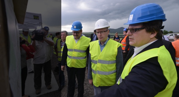 Premiér Bohuslav Sobotka v sobotu 13. června 2015 společně s ministrem doprava Danem Ťokem navštívili místo sesuvu půdy na dálnici D8.