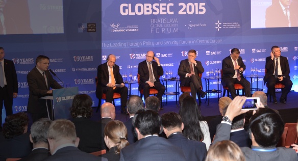 Předsedové vlád zemí V4 společně odpoledne vystoupili na mezinárodní konferenci GLOBSEC, 19. června 2015.