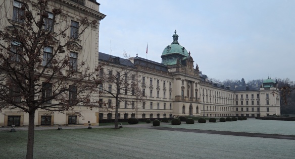 Pohled na Strakovu akademii sídlo vlády a Úřadu vlády České republiky 31. prosince 2013.
