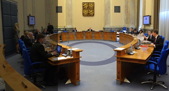 Před jednáním vlády 4. března 2015.