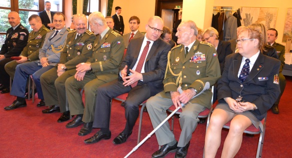 Premiér Sobotka pogratuloval genmjr. v. v. Klemešovi k 93. narozeninám a setkal se s dalšími veterány, 5. února 2015. Zdroj: ČsOL.