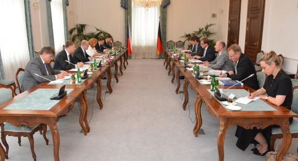 Předseda vlády Bohuslav Sobotka přijal německého spolkového ministra dopravy Alexandera Dobrindta, 28. srpna 2015.