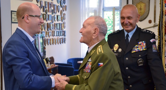 Premiér Sobotka 30. července 2015 navštívil s gen. Klemešem tzv. Domeček v Kapucínské ulici v Praze.