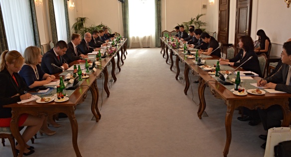 Předseda vlády Bohuslav Sobotka přijal v pondělí 31. srpna předsedu představenstva Bank of China pana Tian Guoliho.